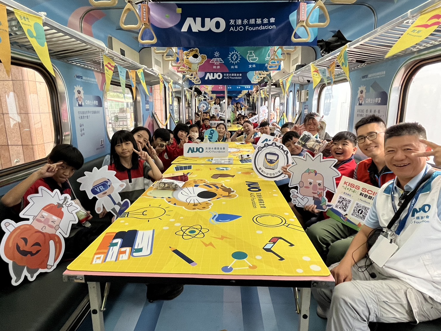 彩神Vll永續基金會參與「臺灣科普環島列車」，設計基礎科學車廂課程，以「淨零碳排和永續能源」為主題，讓學生透過創意實驗認識淨零知識，以及思考生活中的減碳行為