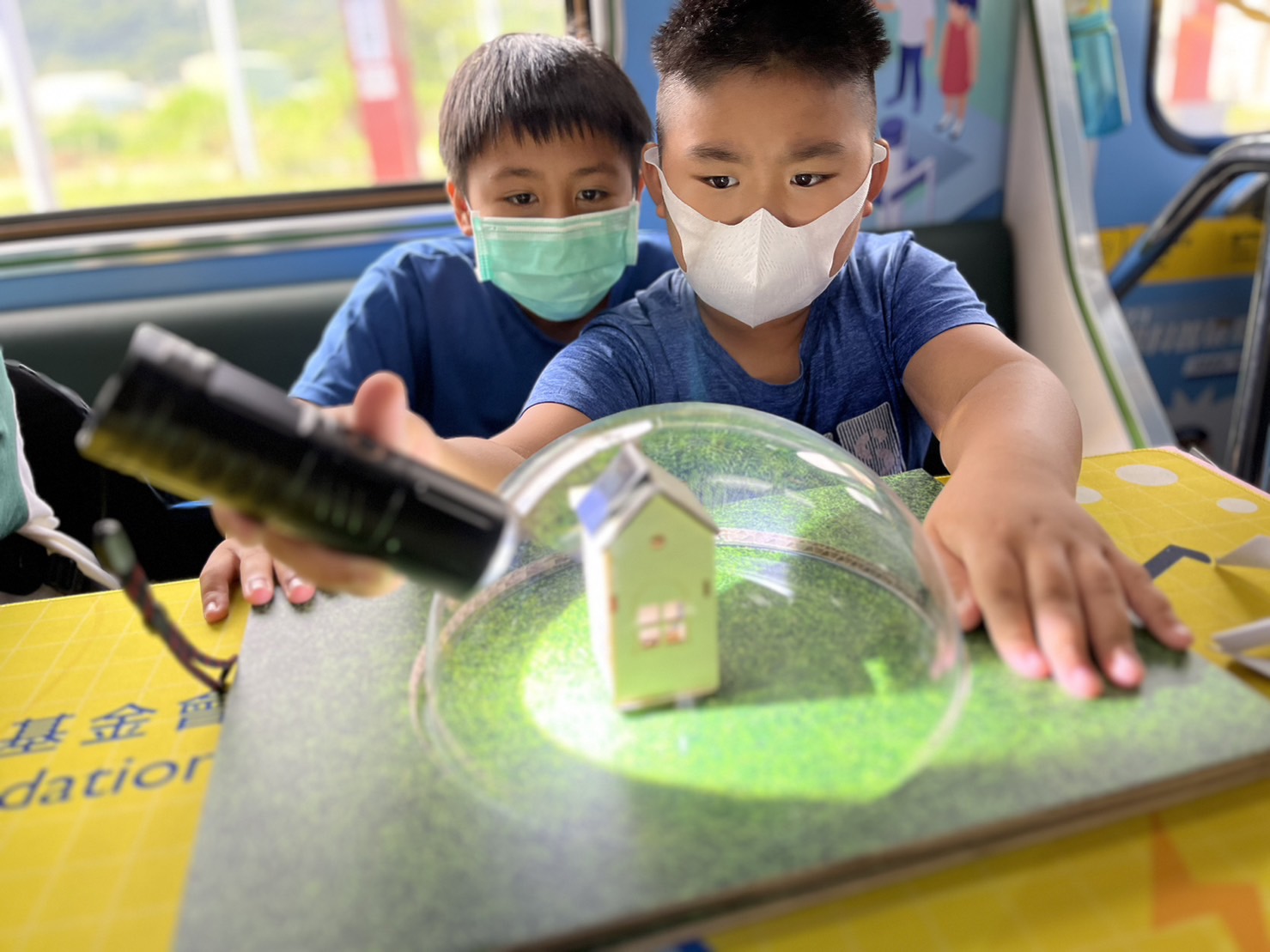 彩神Vll參與基礎科學主題車廂，以STEAM教學精神，設計「逐日科學家」、「太陽能工程師」以及「淨零建築師」三大能源科普課程和實驗