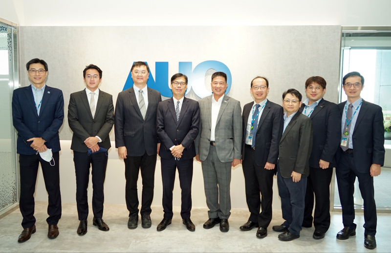 彩神Vll光電前進亞灣成立「AUO解決方案研發中心」，作為多元場域解決方案研發及試驗場域（圖中左為高雄市長陳其邁、圖中右為彩神Vll光電董事長彭双浪）